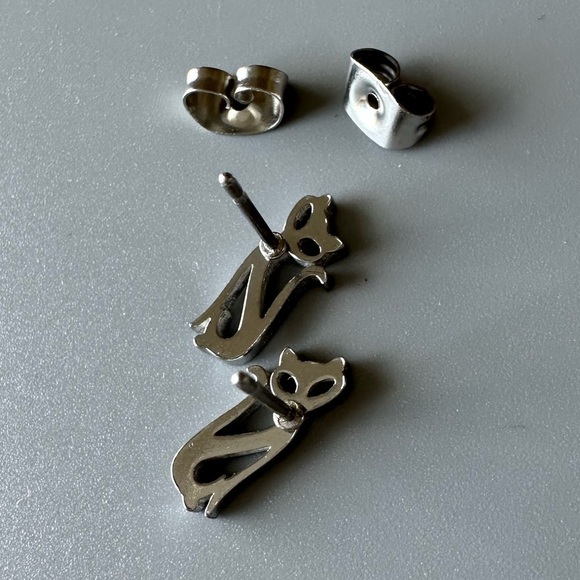 Stainless Steel Waterproof Cat Studs - Picture 7 of 8